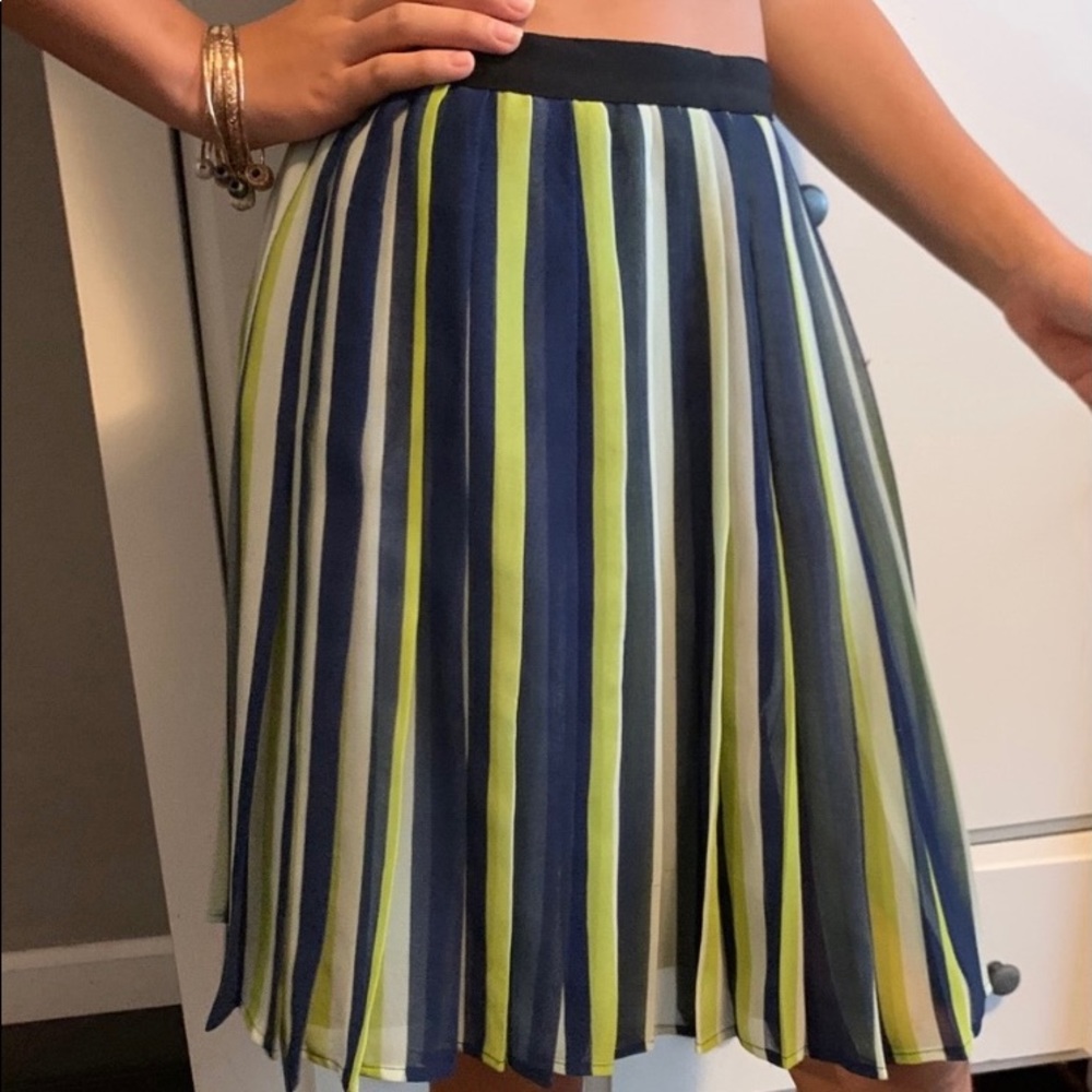 Miss Wu Adorable, Pleated knee-length skirt